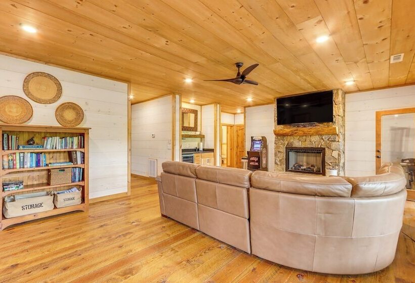 Blue Ridge Cabin W/ Hot Tub, Deck & Mountain Views