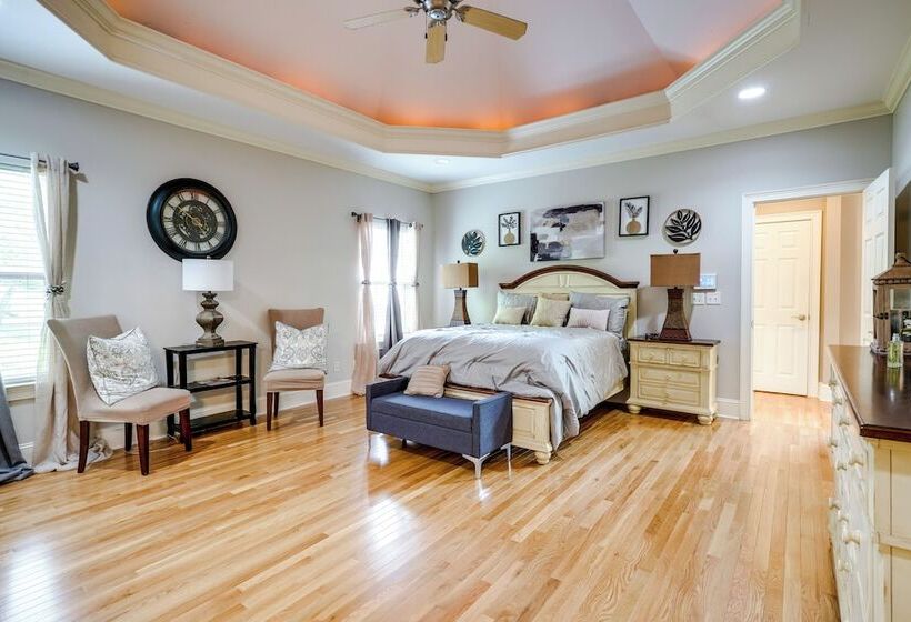 Chattanooga Family Home: Games, Yard, Grill!