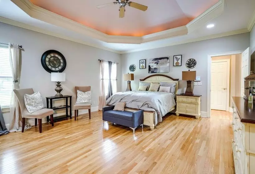 Chattanooga Family Home: Games, Yard, Grill!