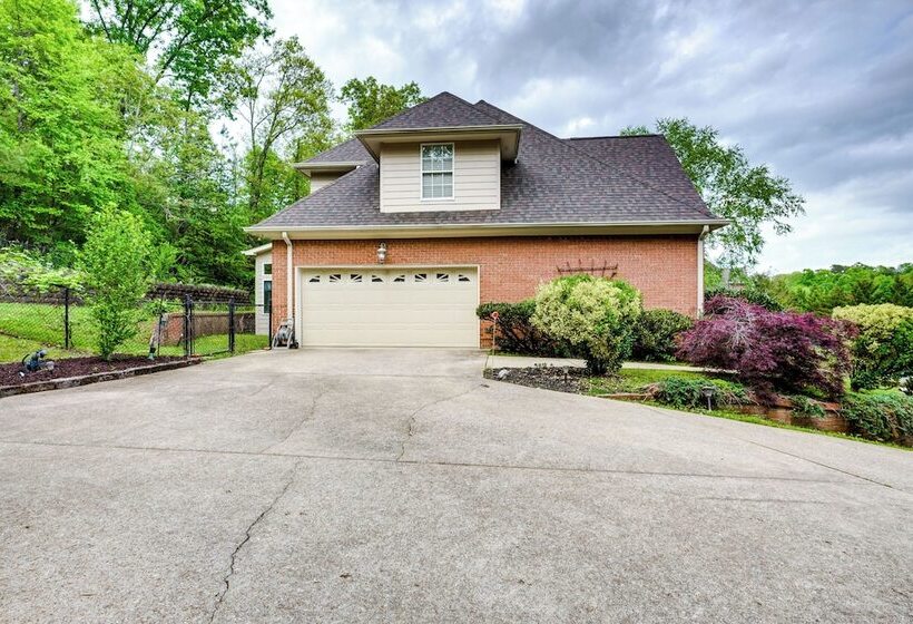 Chattanooga Family Home: Games, Yard, Grill!