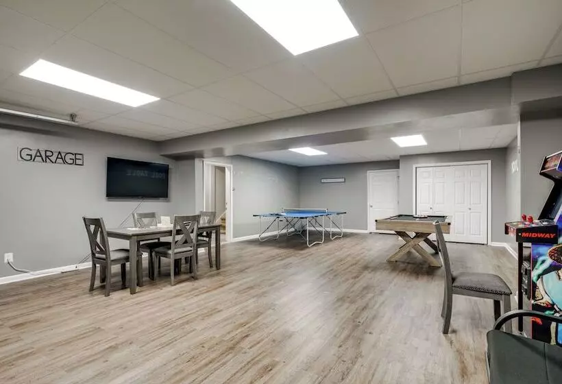 Chattanooga Family Home: Games, Yard, Grill!