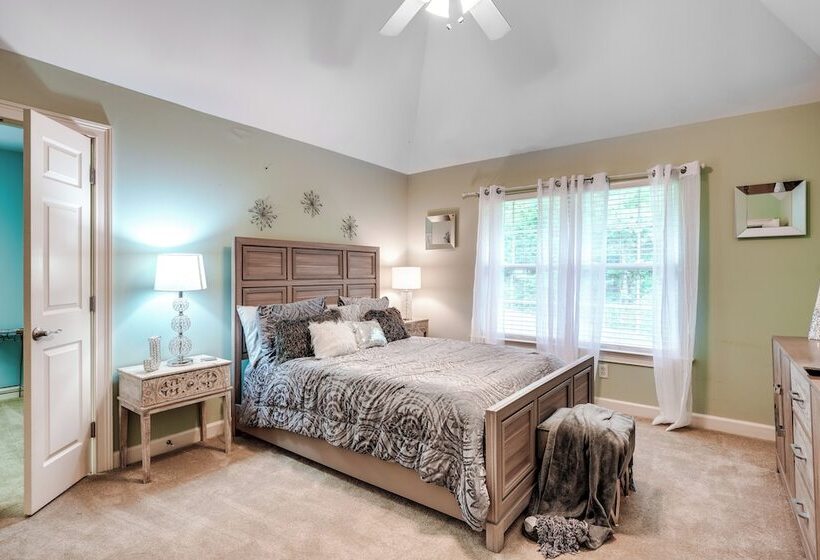 Chattanooga Family Home: Games, Yard, Grill!