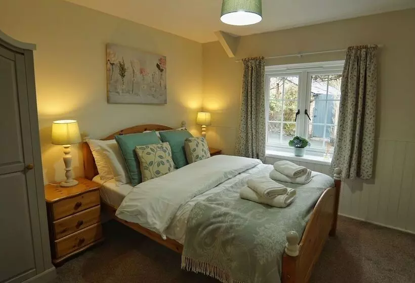 Family Friendly Rural Riverside 5 Bed Cottage