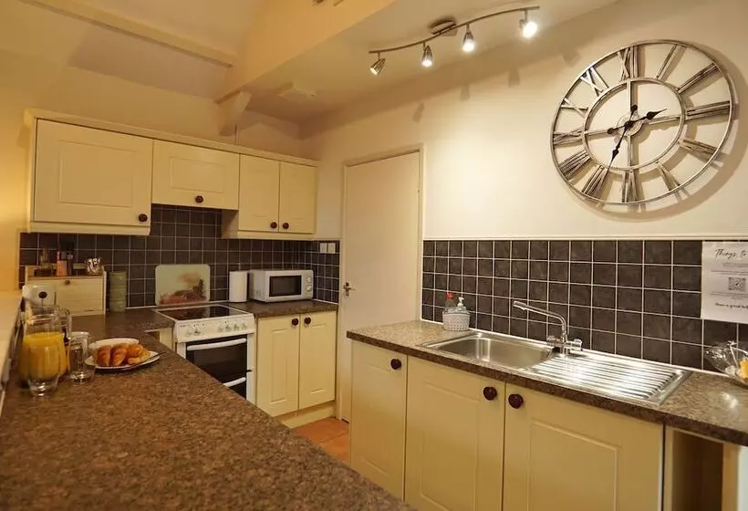 Family Friendly Rural Riverside 5 Bed Cottage