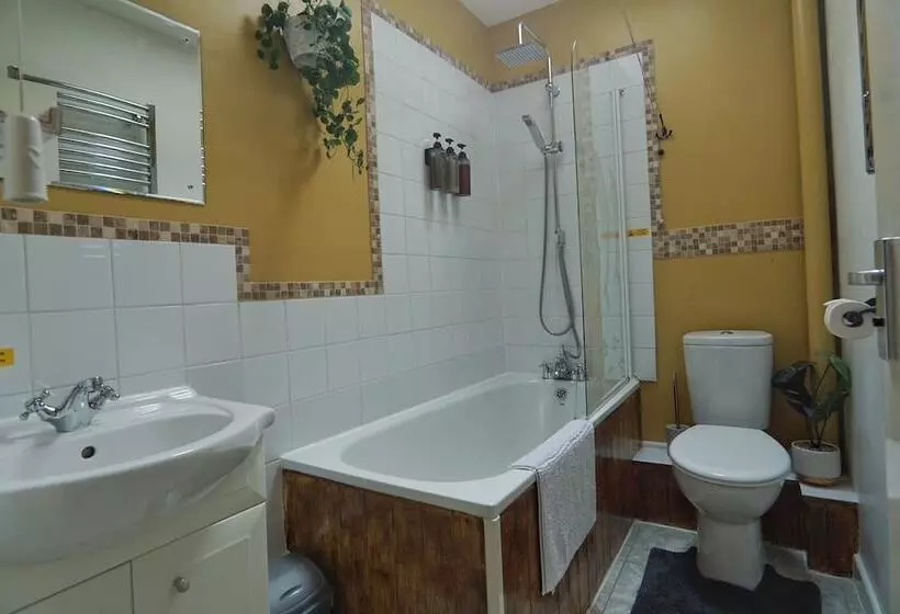 Family Friendly Rural Riverside 5 Bed Cottage