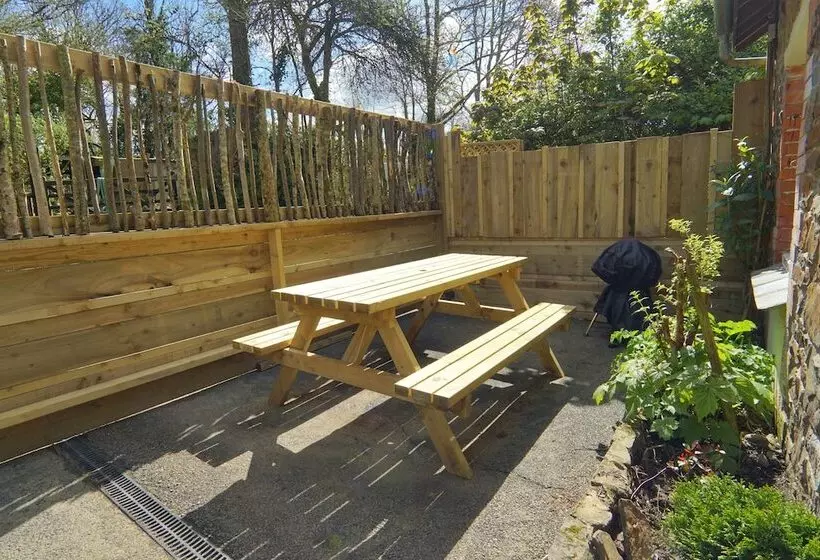 Family Friendly Rural Riverside 5 Bed Cottage