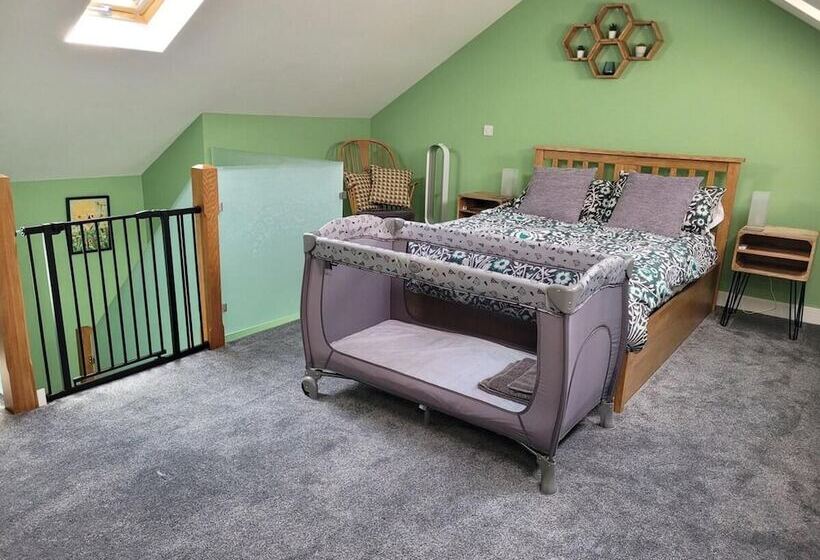 فندق Forest Cedar Lodge, Cinderford, Sleeps 4