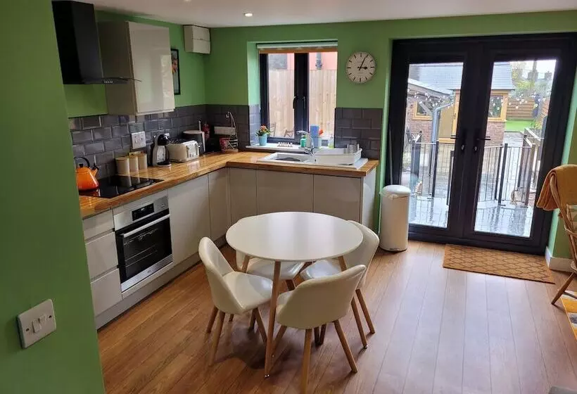 ホテル Forest Cedar Lodge, Cinderford, Sleeps 4