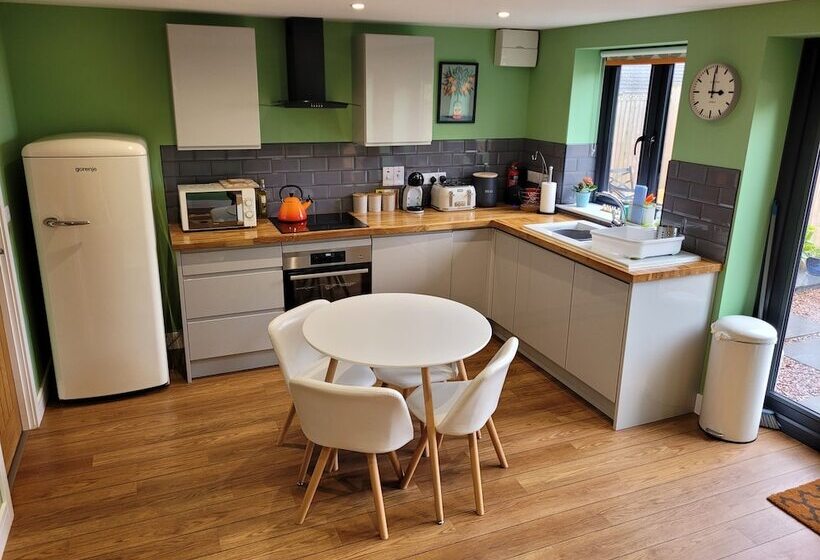 فندق Forest Cedar Lodge, Cinderford, Sleeps 4