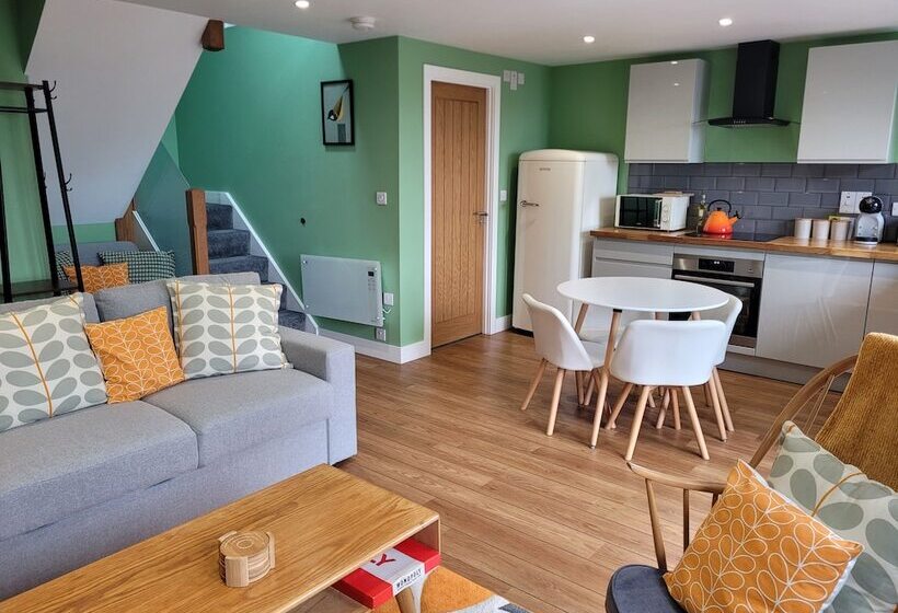 فندق Forest Cedar Lodge, Cinderford, Sleeps 4