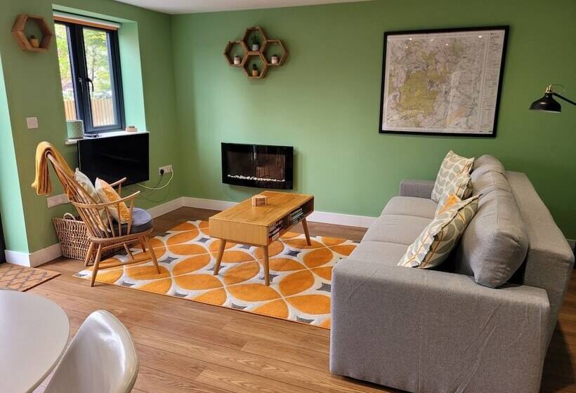 فندق Forest Cedar Lodge, Cinderford, Sleeps 4