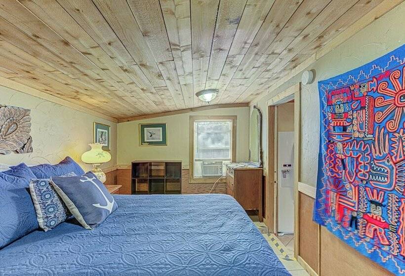 Charming Lakeview Cottage With Lake Access!