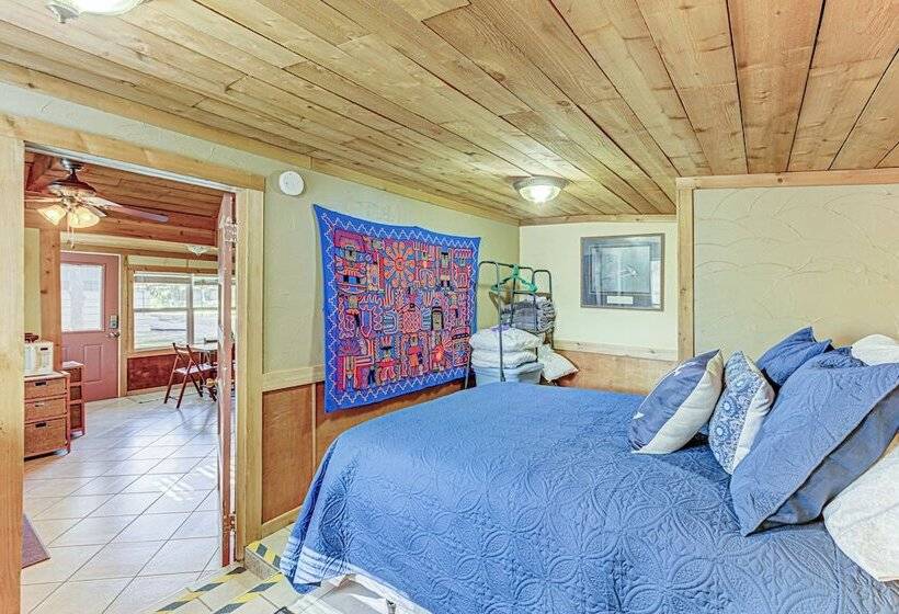 Charming Lakeview Cottage With Lake Access!