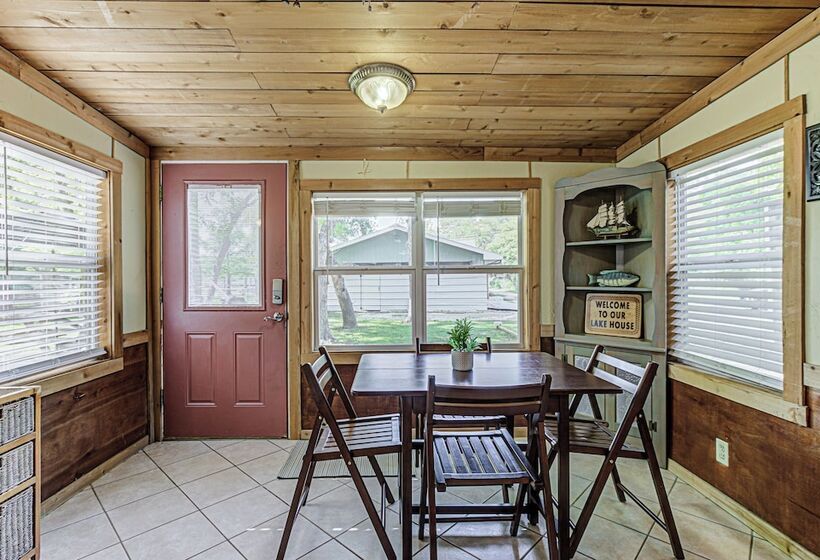 Charming Lakeview Cottage With Lake Access!