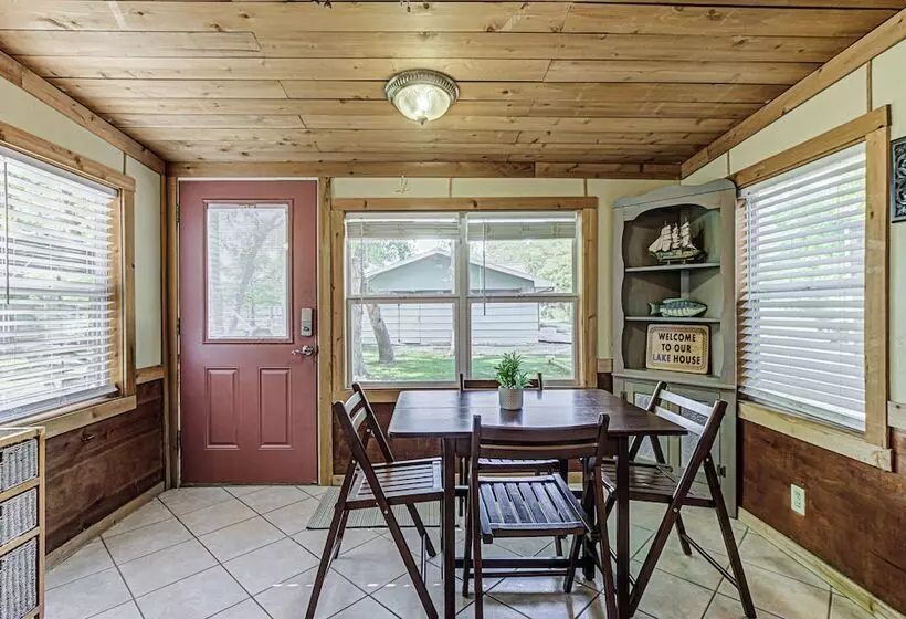 Charming Lakeview Cottage With Lake Access!