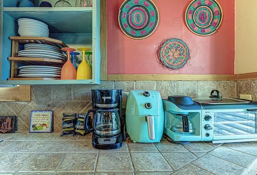 Charming Lakeview Cottage With Lake Access!