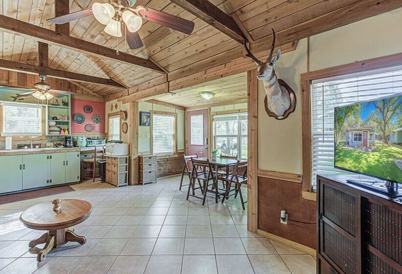 Charming Lakeview Cottage With Lake Access!