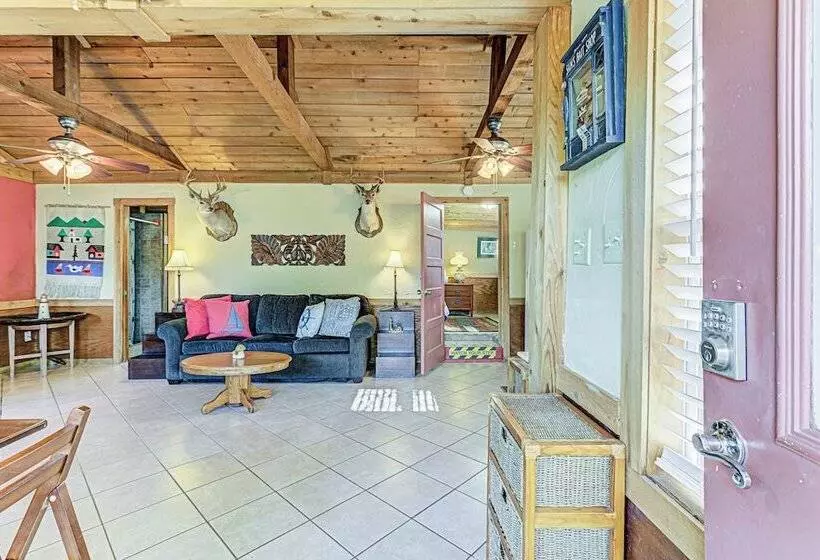 Charming Lakeview Cottage With Lake Access!