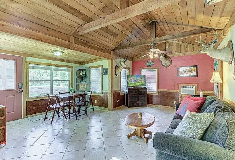 Charming Lakeview Cottage With Lake Access!