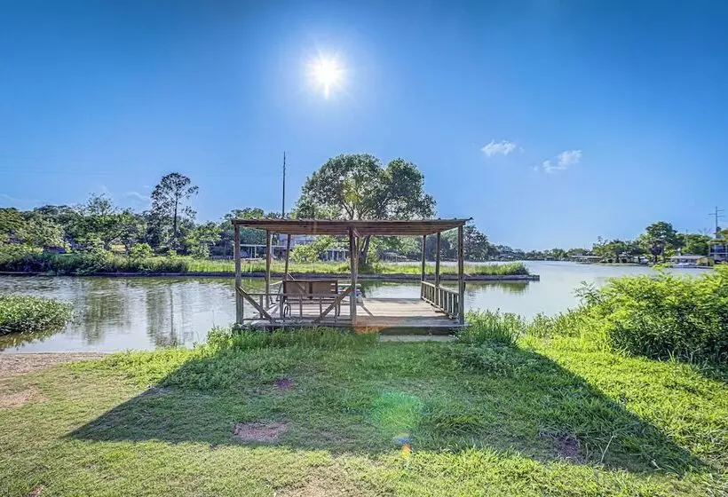 Charming Lakeview Cottage With Lake Access!