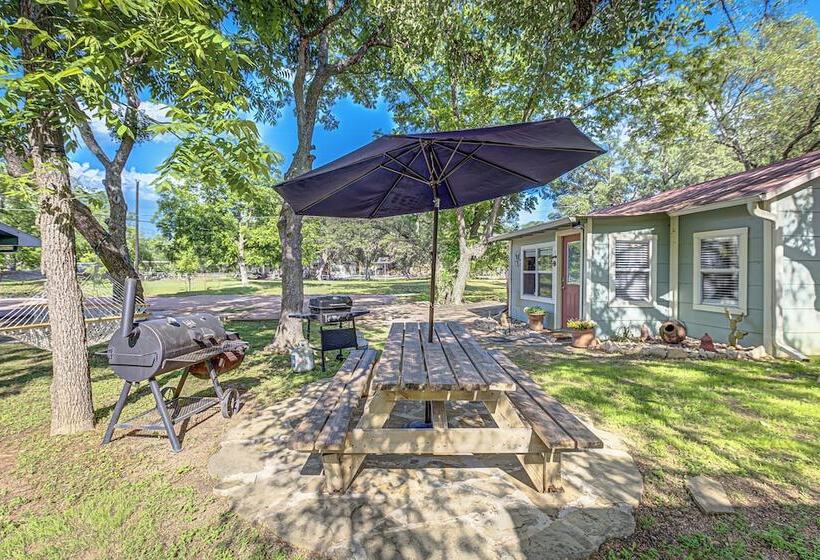 Charming Lakeview Cottage With Lake Access!