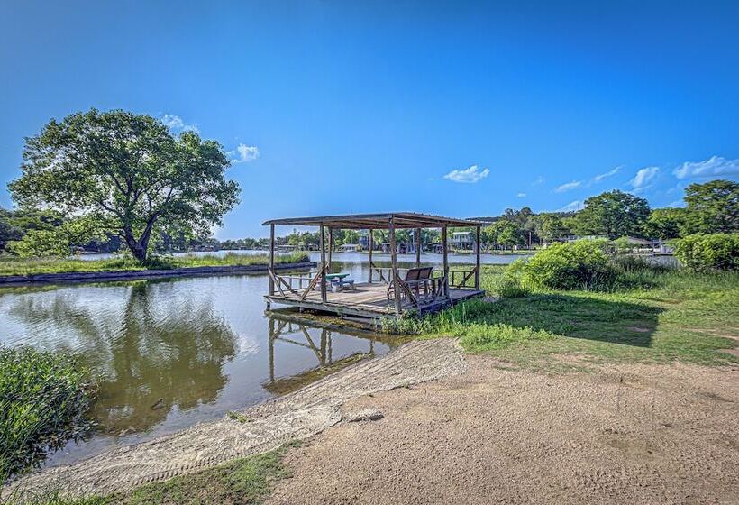 Charming Lakeview Cottage With Lake Access!
