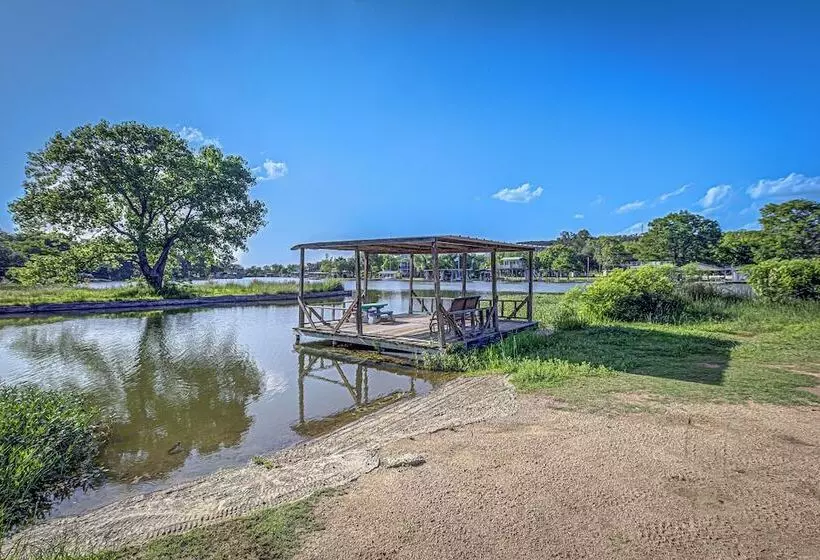 Charming Lakeview Cottage With Lake Access!