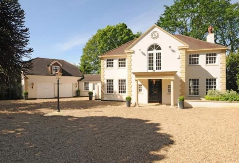 إقامة Captivating 5 Bed House In Woking