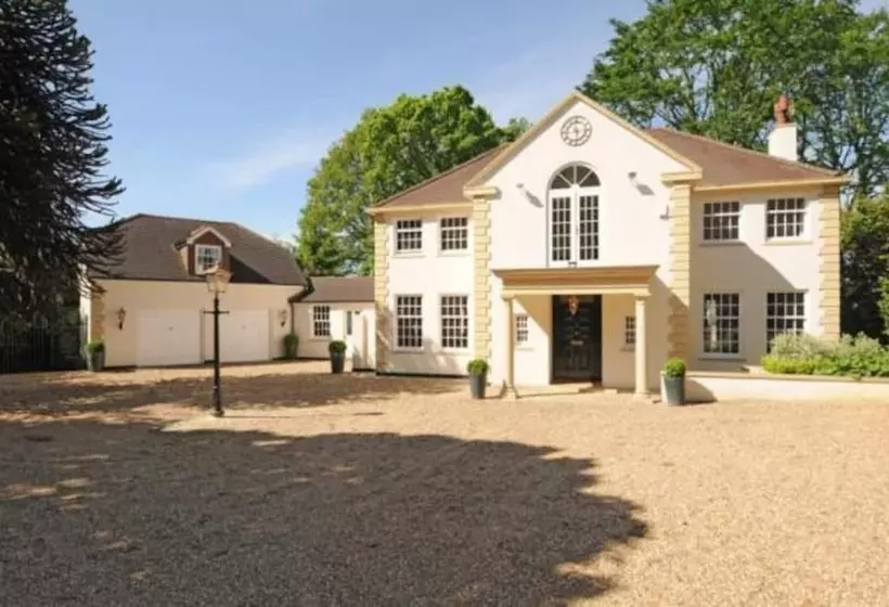 レジデンス Captivating 5 Bed House In Woking