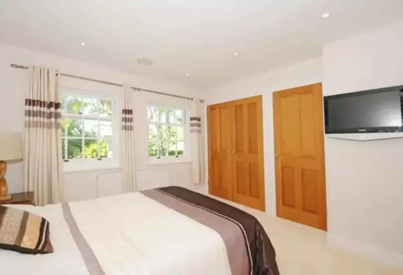 レジデンス Captivating 5 Bed House In Woking