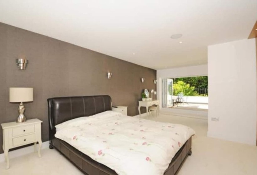 إقامة Captivating 5 Bed House In Woking