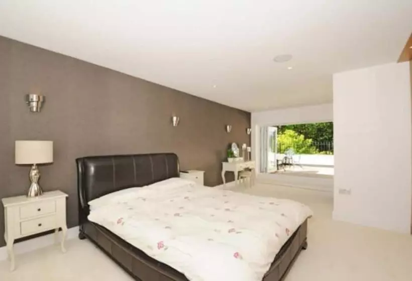 レジデンス Captivating 5 Bed House In Woking