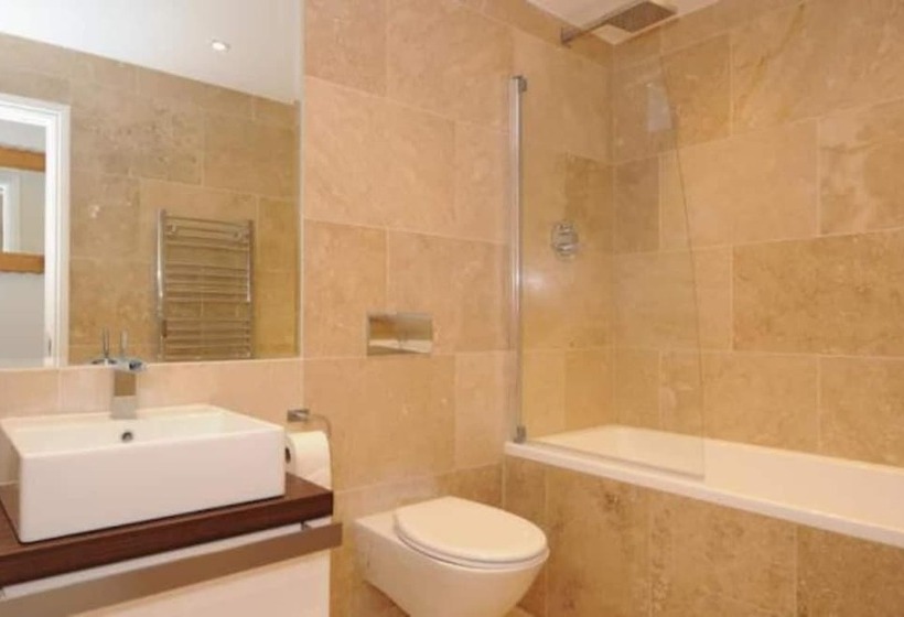 إقامة Captivating 5 Bed House In Woking