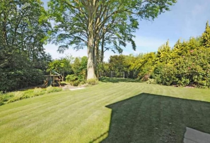 إقامة Captivating 5 Bed House In Woking