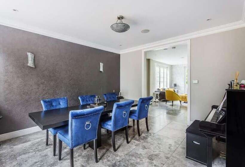 إقامة Captivating 5 Bed House In Woking