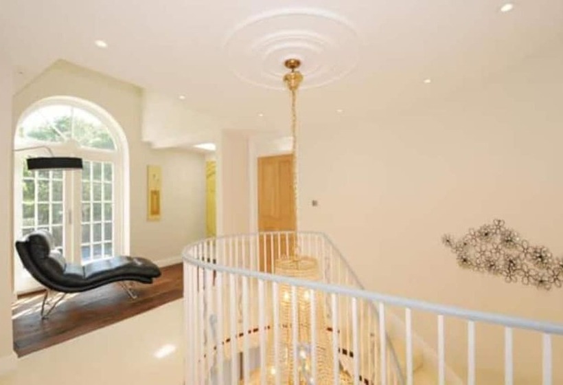 إقامة Captivating 5 Bed House In Woking