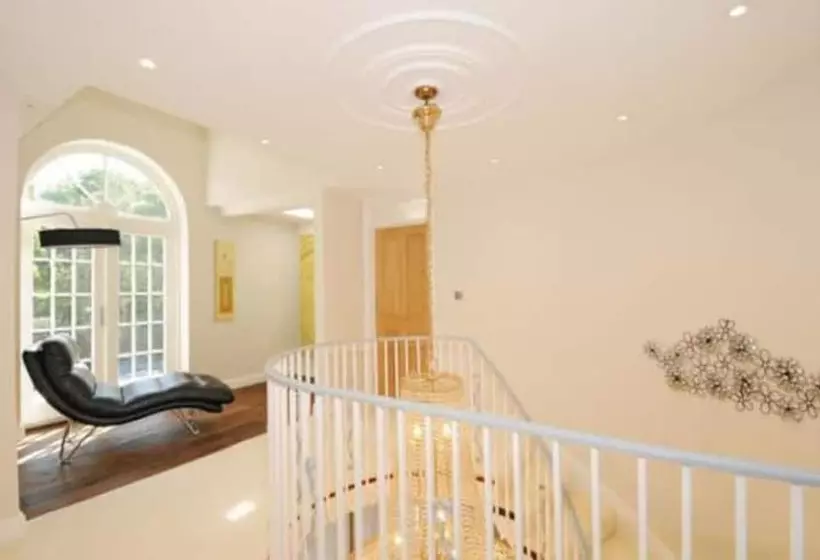レジデンス Captivating 5 Bed House In Woking