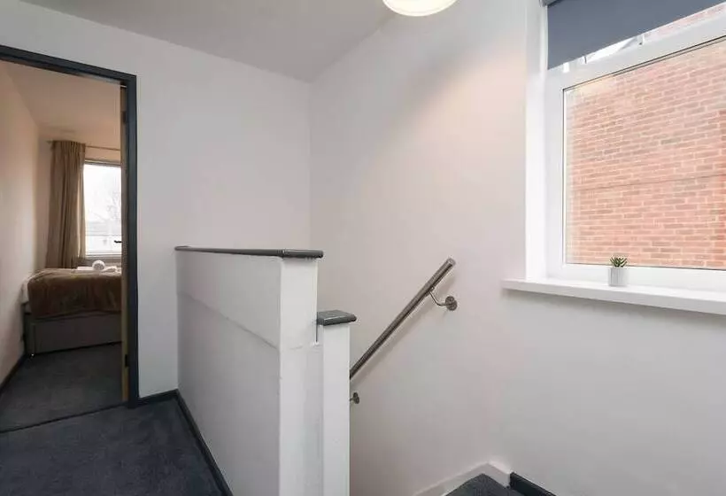 اقامتگاه Captivating Beverley 3 Bed House Private Parking