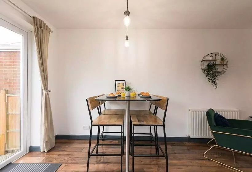 اقامتگاه Captivating Beverley 3 Bed House Private Parking