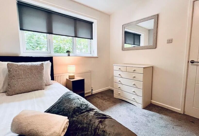 اقامتگاه Stylish Townhouse With Free Parking In Liverpool