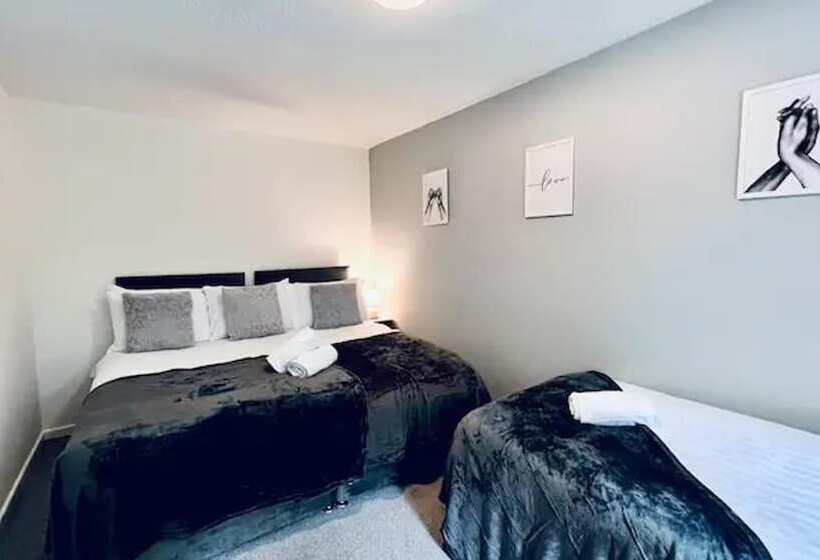 اقامتگاه Stylish Townhouse With Free Parking In Liverpool