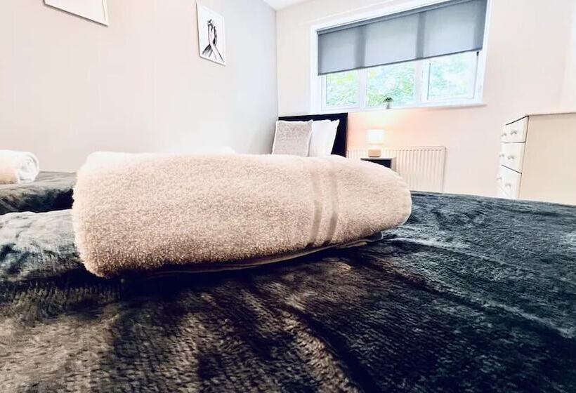 اقامتگاه Stylish Townhouse With Free Parking In Liverpool