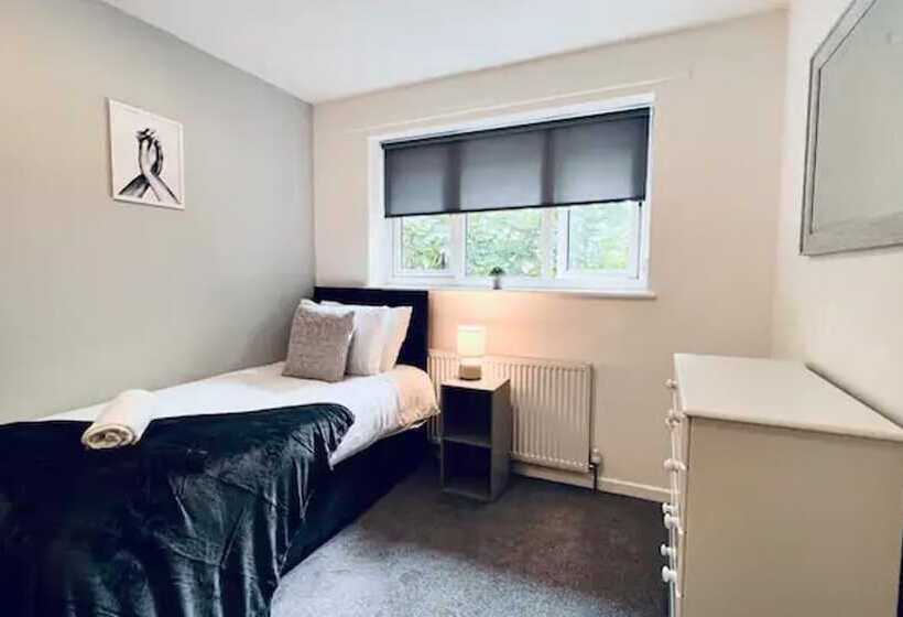 اقامتگاه Stylish Townhouse With Free Parking In Liverpool