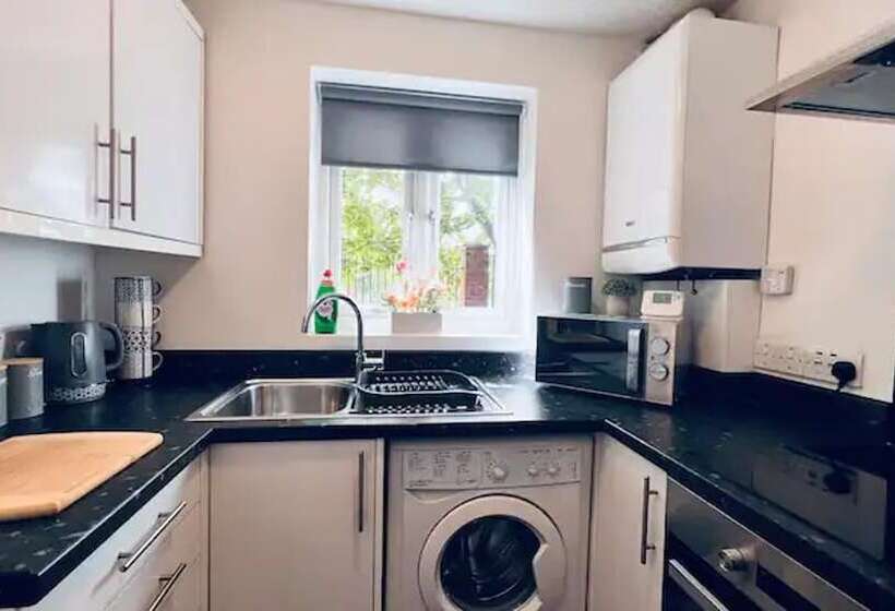 اقامتگاه Stylish Townhouse With Free Parking In Liverpool