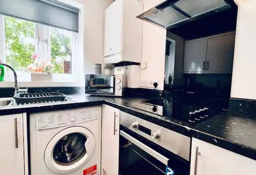 اقامتگاه Stylish Townhouse With Free Parking In Liverpool
