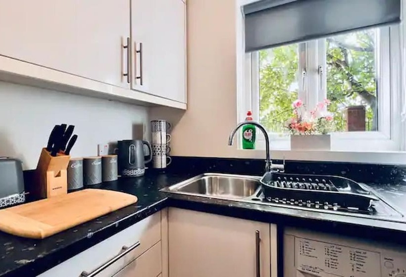 اقامتگاه Stylish Townhouse With Free Parking In Liverpool