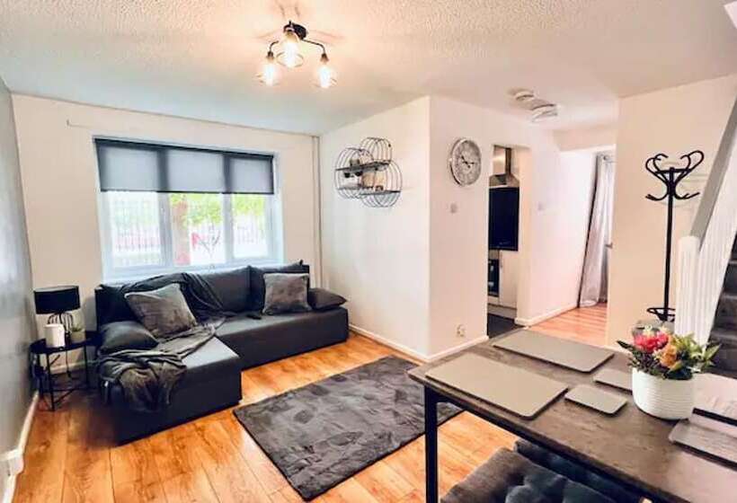 اقامتگاه Stylish Townhouse With Free Parking In Liverpool