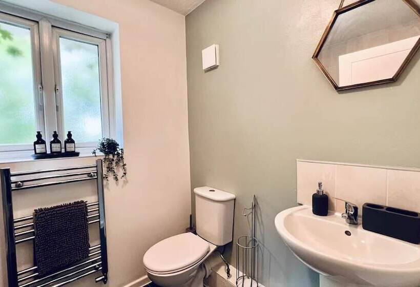 اقامتگاه Stylish Townhouse With Free Parking In Liverpool