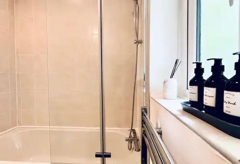 اقامتگاه Stylish Townhouse With Free Parking In Liverpool