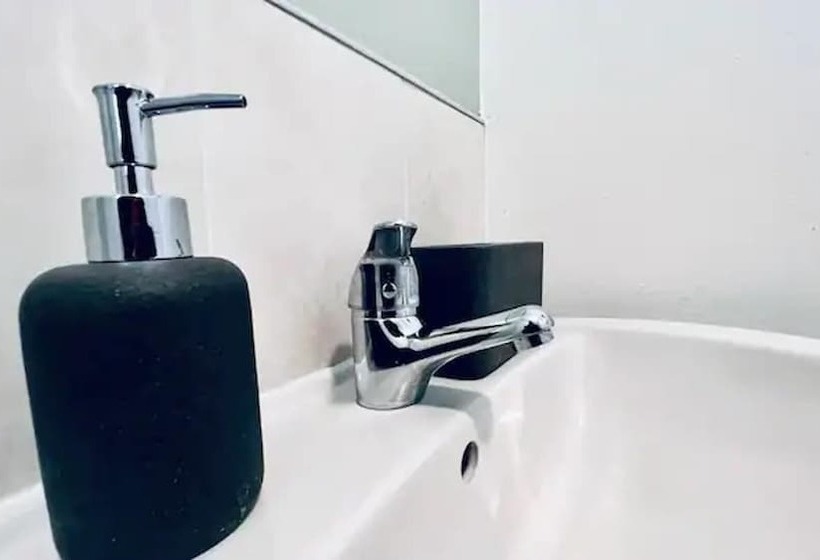 اقامتگاه Stylish Townhouse With Free Parking In Liverpool